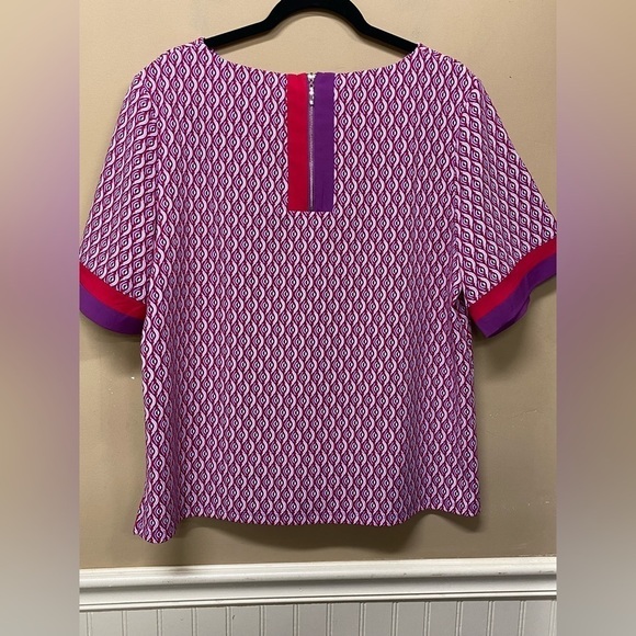 Chicos Back Zip Blouse Red Purple Pink Geometric Size 2 (L) - Picture 2 of 6